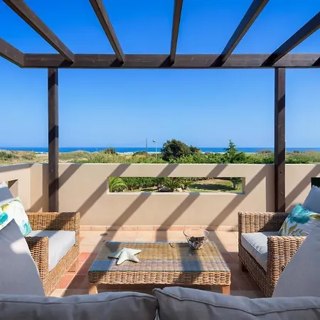 Evergreen Seaside With Private Pool 팔리라키