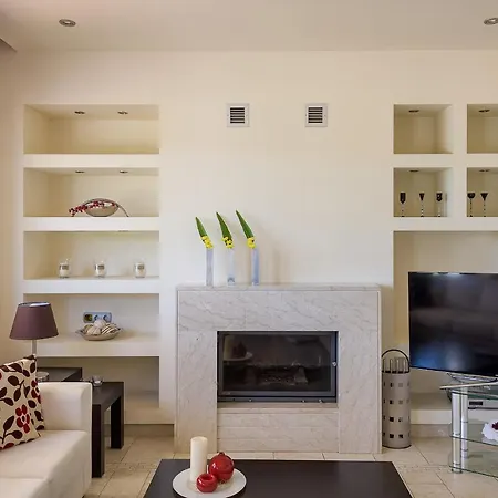 Evergreen Seaside With Private Pool 팔리라키