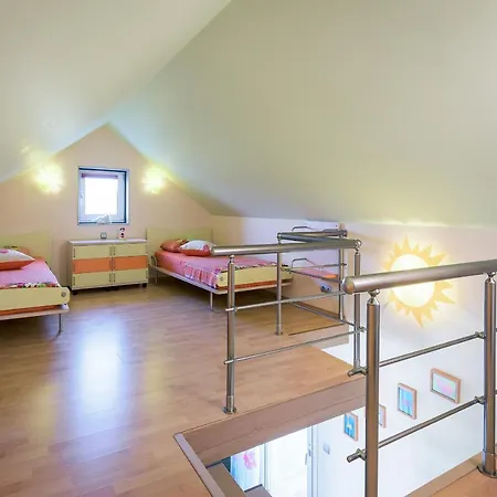 Evergreen Seaside With Private Pool 팔리라키