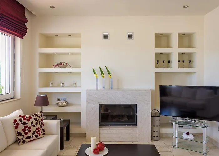 Evergreen Seaside With Private Pool 팔리라키